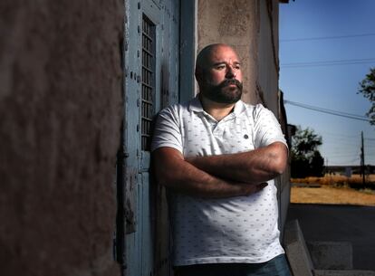 José Barrios, familiar de una de las víctimas de la fosa de Almagro, junto a la puerta del cementerio de la localidad. 