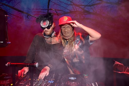 Para la segunda parte de la fiesta de Halloween, Klum se ha quitado la mayor parte del disfraz de E.T., complicado para bailar. Aquí, la modelo con DJ Nvrmind, el 31 de octubre de 2024 en Nueva York.
