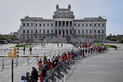 Unas 50.000 personas desfilaron durante casi dos días delante de su ataúd en el Palacio Legislativo. 