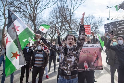 Refugiados sirios en Estambul se manifiestan por el décimo aniversario del inicio de las protestas contra el régimen de Bachar el Asad, el pasado sábado.