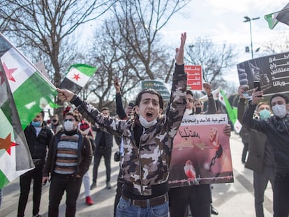 Refugiados sirios en Estambul se manifiestan por el décimo aniversario del inicio de las protestas contra el régimen de Bachar el Asad, el pasado sábado.