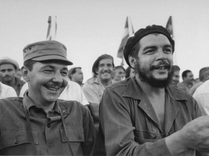 Raúl Castro e Che Guevara celebram a revolução o 26 de julho de 1964.