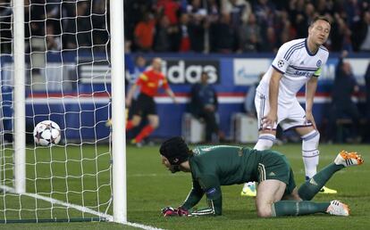 Petr Cech observa como entra la pelota tras el zapatazo de Lavezzy