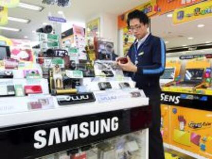 Un consumidor prueba productos de Samsung.