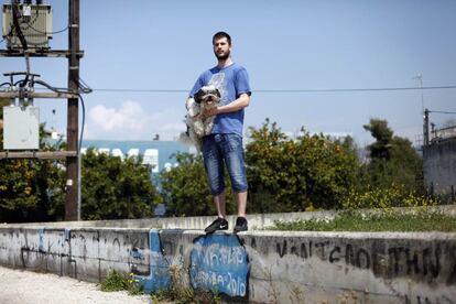 Thanos Kechagias, estudiante de 22 a?os, posa junto a su perro Vagos cerca de su casa. "Mi familia se ha mudado a Inglaterra para encontrar trabajo despus de que nuestro restaurante quebrara, pero yo me he tenido que quedar para ir a la universidad".