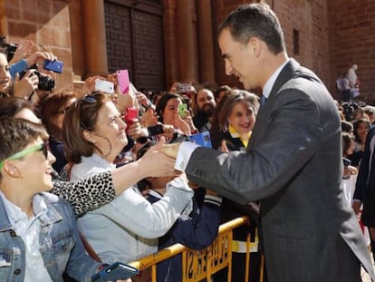 El Rey saluda a la gente durante su visita a la ruta del Quijote, el pasado mayo.