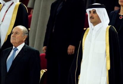 El príncipe heredero de Qatar, Tamim Bin Hammad Al Thani, y el presidente de la FIFA Joseph Blatter en el palco del estadio Khalifa International de Doha antes de la final de la Copa de Asia 2011.