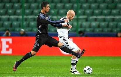 Cristiano Ronaldo (i) del Real Madrid disputa el balón con Michal Pazdan (d) del Legia.