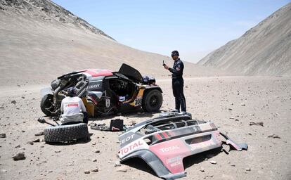 El piloto francs de Peugeot Cyril Despres, derecha, y su copiloto David Castera reaccionan despus de un accidente durante la cuarta etapa del Dakar 2018 en San Juan de Marcona (Per), el 9 de enero de 2018.