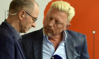 El extenista alemán Boris Becker habla con los medios durante el torneo de tenis de Roland Garros, este jueves en París.