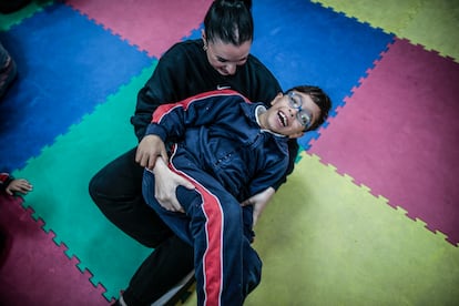 Un momento de la clase de danza para niños sordos. 