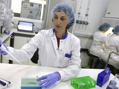 Mercedes Vila, cofundadora, fisica e investigadora de Biotech Foods, en el laboratorio desu empresa en San Sebastián (Gipuzkoa).