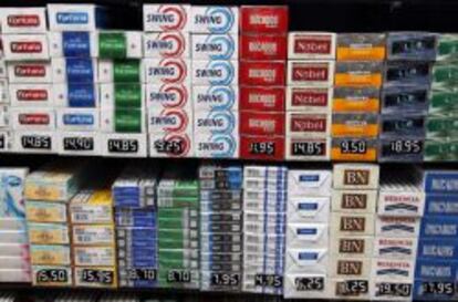 En la imagen, diversas marcas de tabaco con sus precios en un estanco. 