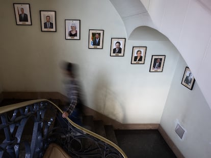 Imagen de la escalinata del Ayuntamiento de Badalona. Desde la izquierda, en la pared, las fotos de los alcaldes Xavier García Albiol, Àlex Pastor y Dolors Sabater.