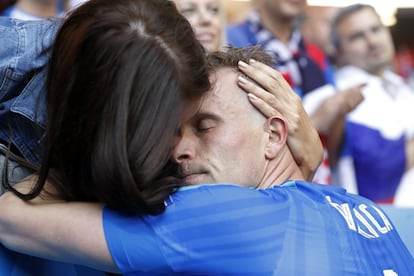 Martin Skrtel busca consuelo en su mujer tras la eliminación de Eslovaquia.  