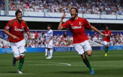 Michu celebra el primer gol de la Premier este año.