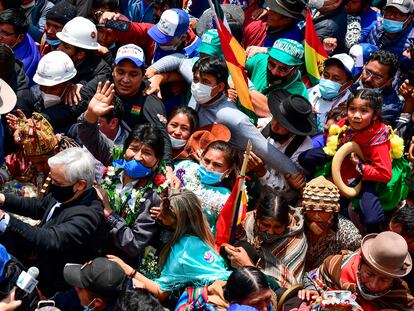 El expresidente de Bolivia, Evo Morales, saluda a simpatizantes a su llegada a Villazón, este lunes en la frontera con Argentina.