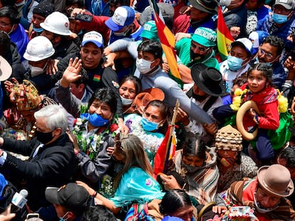 El expresidente de Bolivia, Evo Morales, saluda a simpatizantes a su llegada a Villazón, este lunes en la frontera con Argentina.