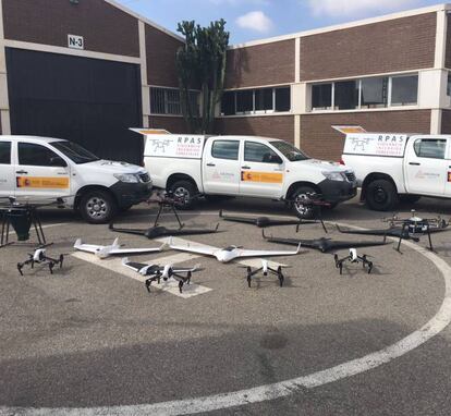 Cuatro drones se incluyeron este año en el dispositivo que el Ministerio de Agricultura y Pesca, Alimentación y Medio Ambiente cede a las comunidades autónomas para sofocar los incendios forestales. Han estado ubicados en León, Zaragoza, Cáceres y Albacete del 15 de junio al 15 de septiembre, aunque podían actuar en cualquier parte del territorio nacional. Sirven para vigilar por la noche la evolución de un incendio en el bosque. "No son esenciales en la extinción, pero tienen gran utilidad para ayudar a tomar decisiones, ya que permiten conocer la trayectoria nocturna del fuego en las zonas de difícil acceso", explica el departamento de Prensa del ministerio a través de correo electrónico. Los cuatro aviones no tripulados han actuado en 14 incendios y la previsión es volver a utilizarlos el próximo año.