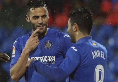 El defensa del Getafe Bruno González celebra un gol con el delantero Ángel Luis Rodríguez.