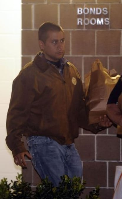 George Zimmerman sale de la c&aacute;rcel en Sanford, Florida, en la madrugada del lunes. 