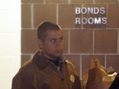 George Zimmerman sale de la cárcel en Sanford, Florida, en la madrugada del lunes.