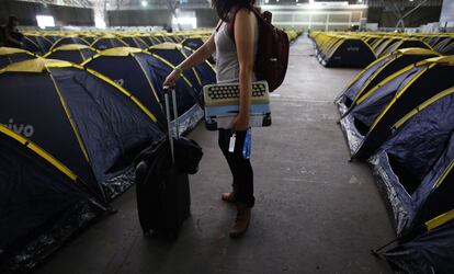 Una participante llega a la zona de acampada del Campus Party celebrado en São Paulo (Brasil).