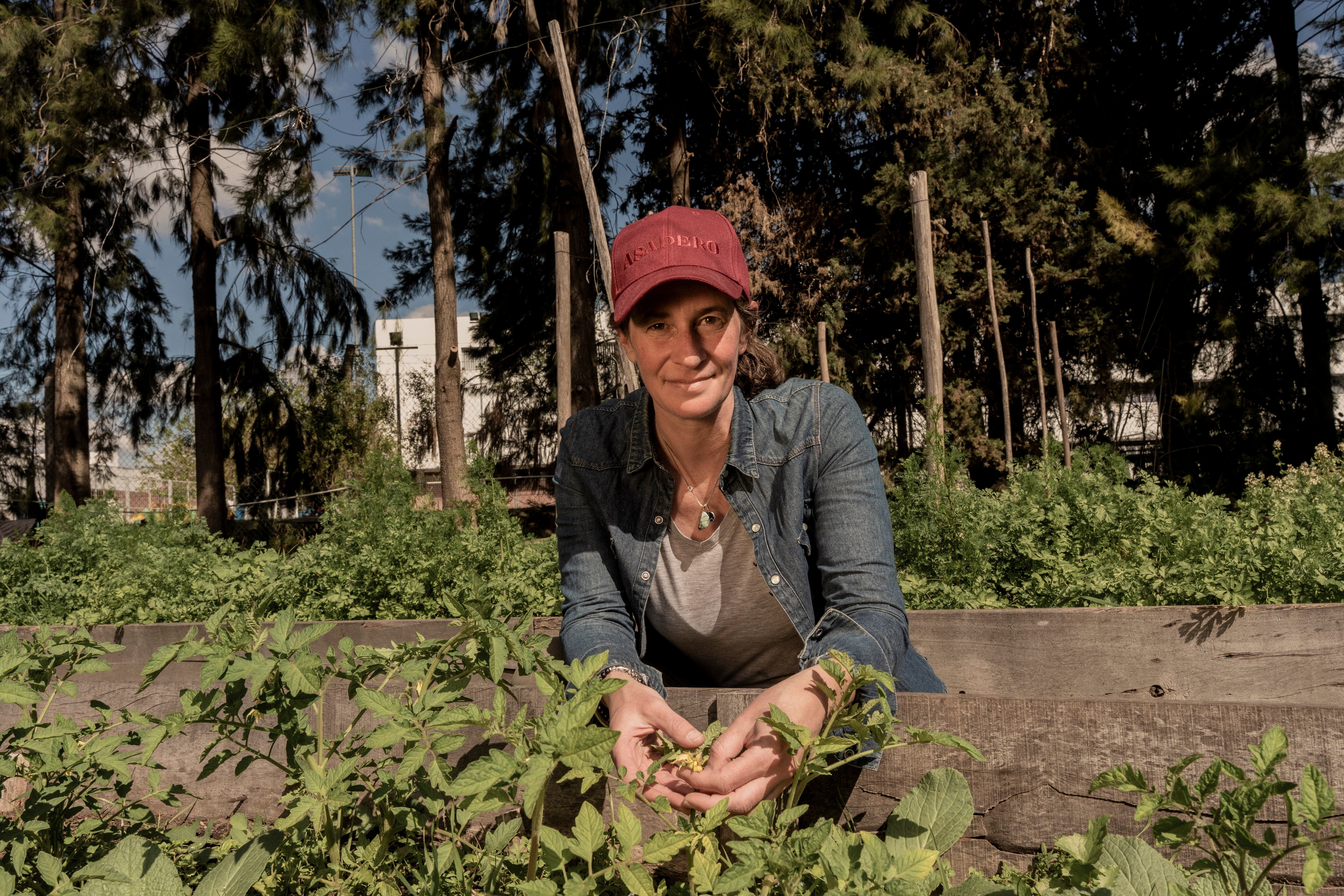 Marcela Harris, Ingeniera agrónoma en la huerta de Mezcla Casa Gastronómica.
