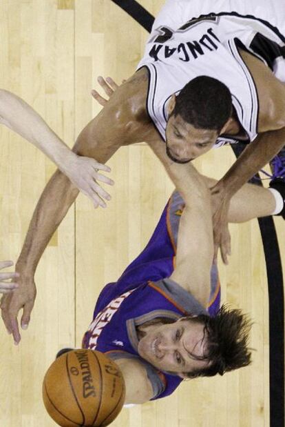 Steve Nash, ante las manos de Duncan.