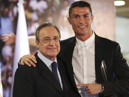 Florentino P&eacute;rez y Cristiano en el acto de la renovaci&oacute;n del jugador, en noviembre de 2016.