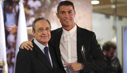 Florentino Pérez y Cristiano en el acto de la renovación del jugador, en noviembre de 2016.