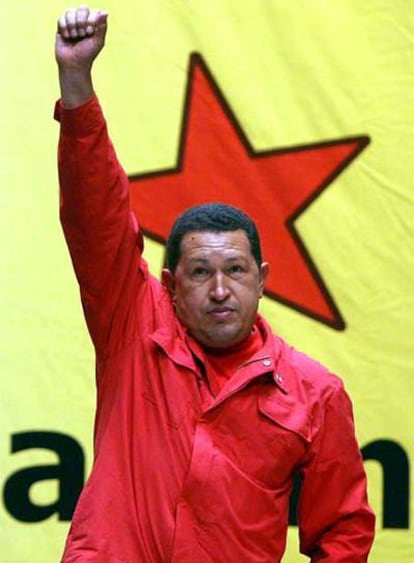 El presidente venezolano saluda a los "propulsores" que trabajarán por el Partido Socialista Unido de Venezuela durante un evento.