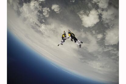 Fred Fugen y Vincent Reffet en Chamonix, Francia. Fotografía dentro de la categoría 'Wings'. Para el fotógrafo, Dominique Daher, esta ha sido la toma más arriesgada de su carrera. Un salto libre de 10 km encima del Mont Blanc. La fotografía se realizó colocando una cámara Go Pro en el casco del camarógrafo mientras se disparaba automáticamente dos fotos por segundo.