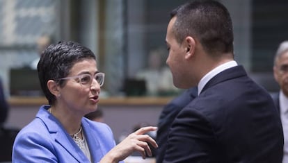 Arancha González Laya habla con su homólogo italiano, Luigi Di Maio, el 20 de enero, en Bruselas. 