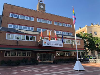 La bandera arcoíris, izada en la plaza del Ayuntamiento de Alcorcón.