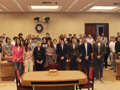 En primera fila, los diputados Ada Santana (izquierda), Miguel Ángel Sastre (tercero por la derecha) y Jorge Pueyo (primer por la derecha), durante el coloquio mantenido este martes en el Congreso en una imagen difundida por la cuenta de X PSOE Congreso.