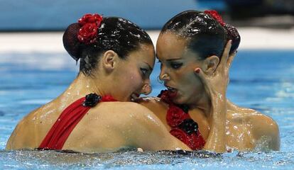 Andrea Fuentes y Ona Carbonell durante el ejercicio de preliminares de dúos de natación sincronizada