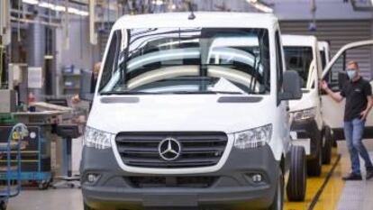 Trabajadores de Mercedes-Benz en la fábrica de la ciudad alemana de Ludwigsfelde.