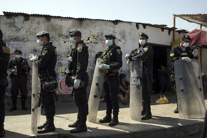 Policías hacen guardia al exterior la prisión Castro Castro en Lima, Perú.