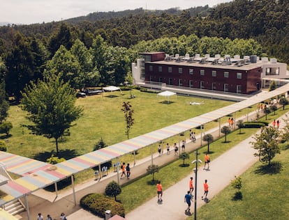 Uno de los jardines del Peleteiro, con la residencia al fondo.