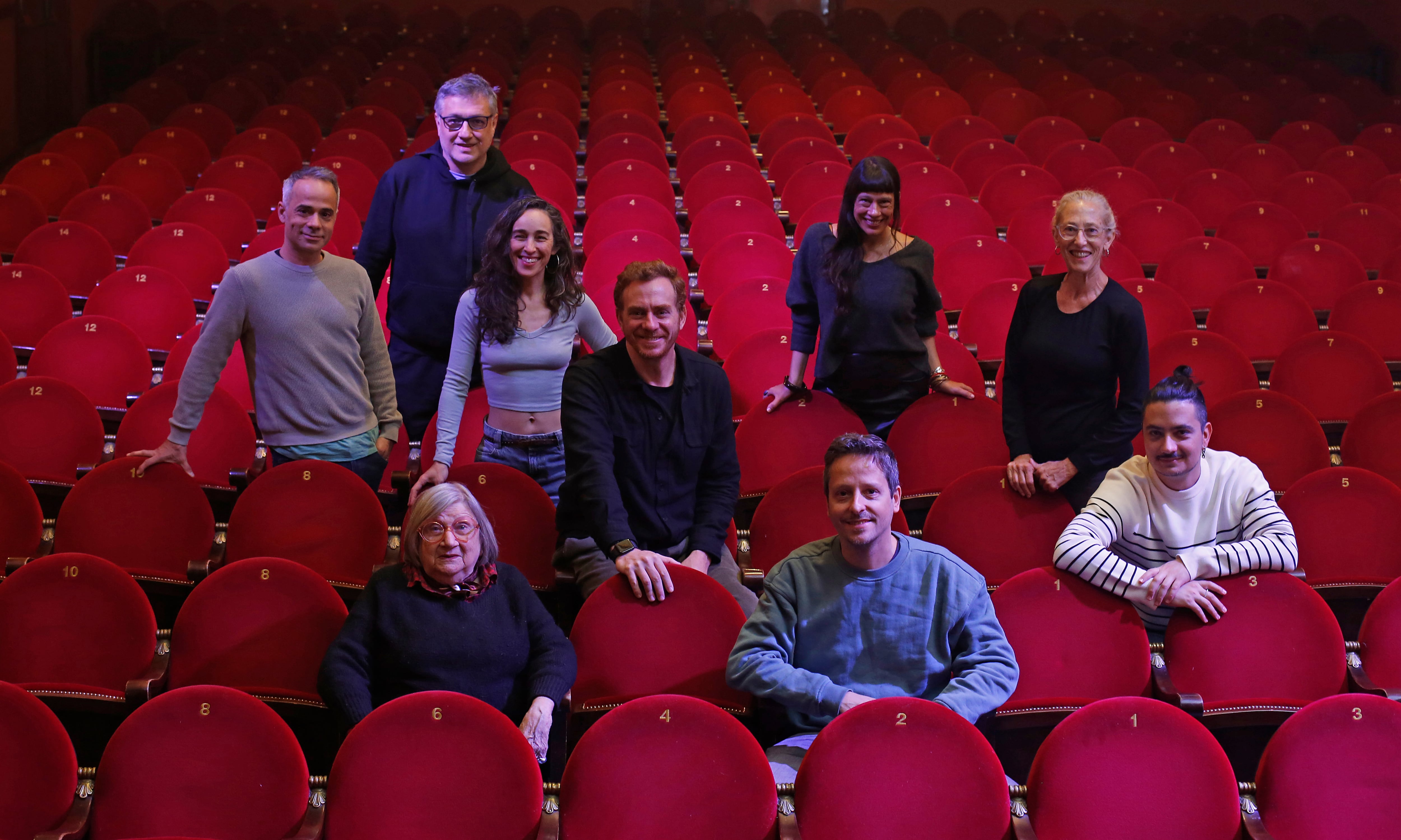 Los actores de 'La omisión de la familia Coleman', con su director, Claudio Tolcachir (con jersey negro, en el centro), este domingo en Madrid. 