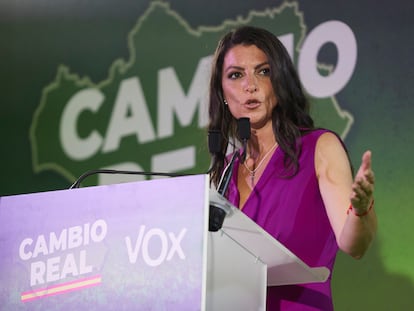 La candidata de Vox a la presidencia de la Junta de Andalucía, Macarena Olona, durante la rueda de prensa de este martes en Sevilla.