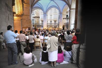 Varias personas asisten a uno de los espectáculos programados en una edición anterior de la Noche Blanca de Bilbao.