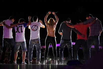 Piqué y varios de sus compañeros bailan sobre el escenario del Estadio Olímpico de Barcelona.