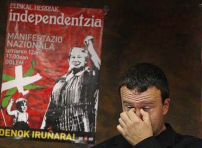 El secretario general de ANV, Antxón Gómez, con el cartel de la manifestación, en una rueda de prensa.