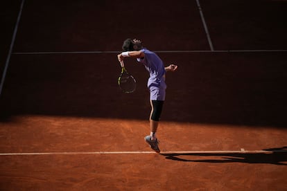 Alcaraz sirve durante la semifinal contra Musetti.