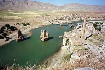 Vista del río Tigris a su paso por la ciudad turca de Hasankeyf. A la derecha, la mezquita de Al Rizk, que deberá ser trasladada para evitar que quede sumergida hasta la mitad de su alminar.
