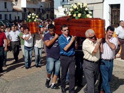 Entierro en Oliva de Mérida de cuatro de los jóvenes fallecidos en el accidente del pasado sábado.