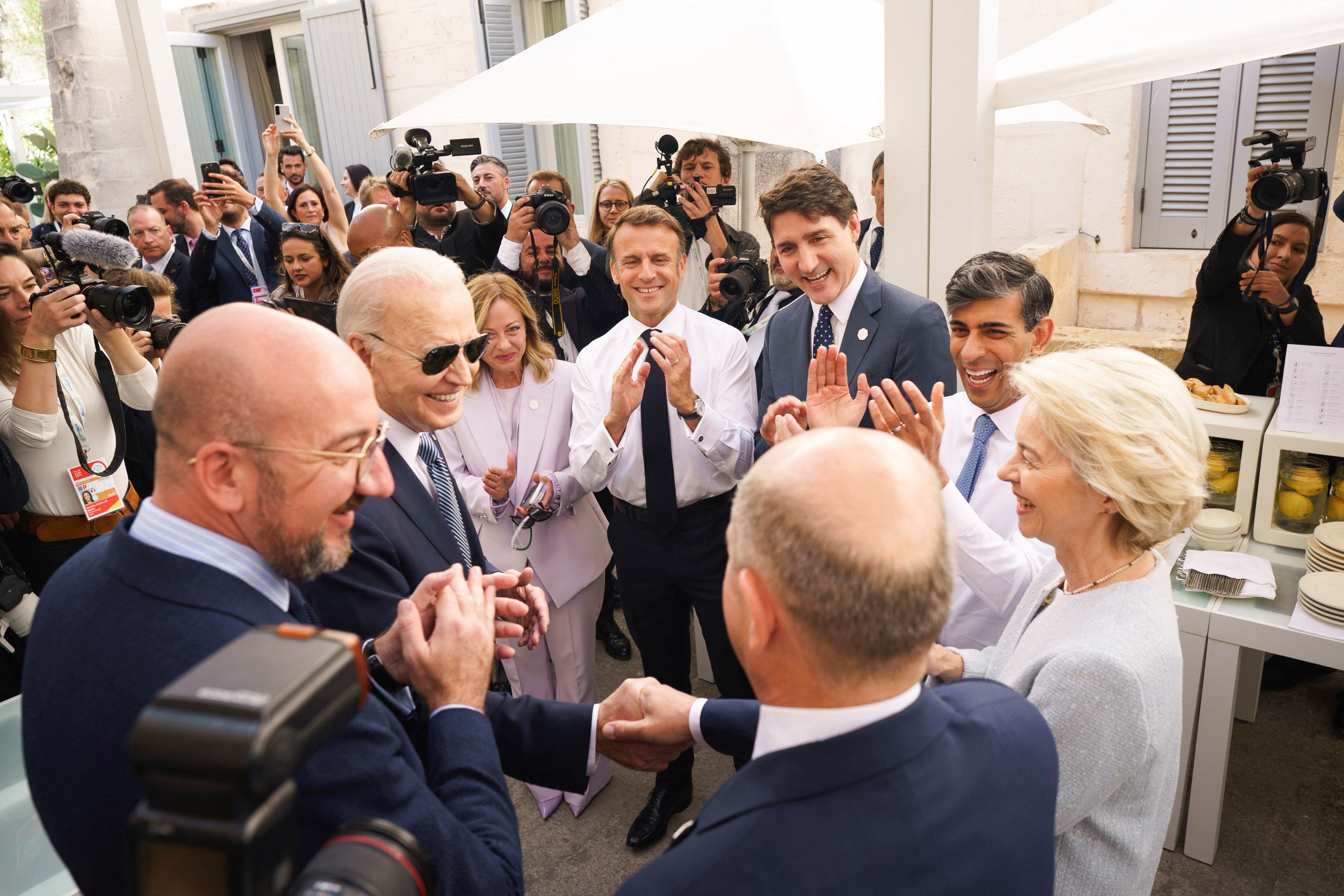 El canciller alemán, Olaf Scholz, recibe las felicitaciones por su cumpleaños de los líderes del G7, Charles Michel, Joe Biden, Georgia Meloni, Emmanuel Macron, Justin Trudeau, Rishi Sunak y Ursula von der Leyen, en Savelletri el 14 de junio. 