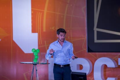 Ángel Hernández, gerente de desarrollo de negocios de Fetch Robotics, habla durante el segundo día de actividades de 'EL PAÍS con tu futuro Tech'.